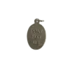 Rückseite einer silbernen Sankt Maria Magdalena Medaille mit der geprägten Großbuchstaben-Inschrift Pray For Us.