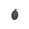 Rückseite einer silbernen Sankt Johannes der Täufer Medaille mit der geprägten Großbuchstaben-Inschrift Pray For Us.