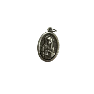 Medalha de Santa Alice em prata mostrando a santa de hábito religioso segurando um livro sagrado.
