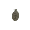 Verso d'une médaille de Sainte Elizabeth Seton en argent avec l'inscription Pray For Us en lettres capitales.