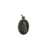 Silberne Sankt Kateri Tekakwitha Medaille zeigt die indianische Heilige, die ein Holzkreuz in den Händen hält.
