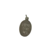 Rückseite einer silbernen Sankt Lukas Medaille mit der Prägung Pray For Us und dem Italy Stempel.
