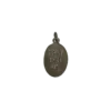 Rückseite einer silbernen Sankt Thomas von Aquin Medaille mit der geprägten Großbuchstaben-Inschrift Pray For Us.