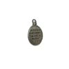 Rückseite einer silbernen Sankt Thomas der Apostel Medaille mit der geprägten Großbuchstaben-Inschrift Pray For Us.